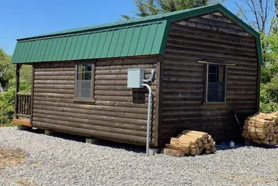 Image de Big Mike's Cabin on the lake, next to ball diamonds nestled in 3 -cabin village