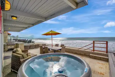 Image de On The Sand! ! Private Beach! Ocean Front Hot Tub! !
