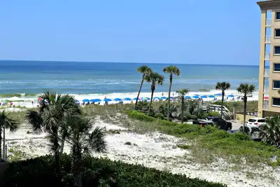 Image de 404 Emerald Isle by Alicia Hollis Rentals Open Aug Now Free Tickets! $300/Day
