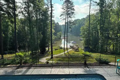 Image de Blue Bayou: Luxury Lake Norman Retreat - Private Pool, Hot Tub, Deep Water Dock