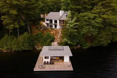 Image de Welcome to Falcon’s Nest, your 6 bedroom luxury all-season cottage retreat nestled on Lake Muskoka