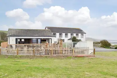 Image de Gorgeous glass fronted property on ground floor level with sea views.
