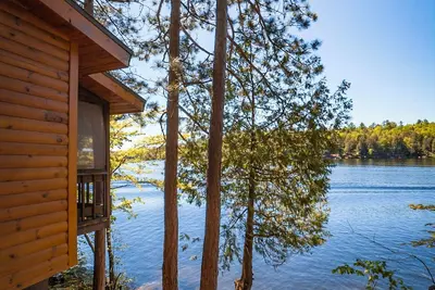Image de 'Water's Edge' 2 bedroom cottage overhanging the lake