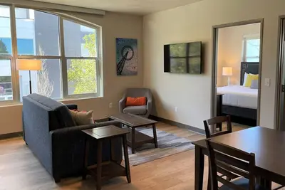 Image de Relaxing 2 Bed Travel Apartment Steps Away from Riverfront Park