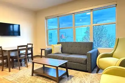 Image de Your Remarkable 2 Bed Travel Apartment Near Riverpark Square Mall