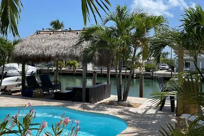 Image de Best 2/2  in Kcb. Private Pool/Private Dock/Lush backyard/Tiki & Outdoor Bar.