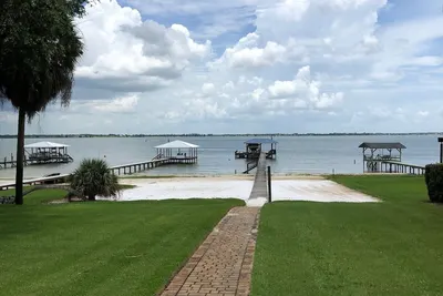 Image de Beautiful Lakefront Property with Private Dock and Beach. Renovated spring of 23