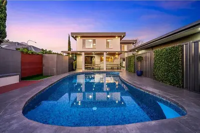 Image de Style, sophistication & charm this home has it all