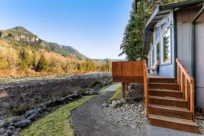 Image de Miracle Mountain Lodge: 2 bedroom riverfront w/ hot tub, mountain view, Wifi, fireplace