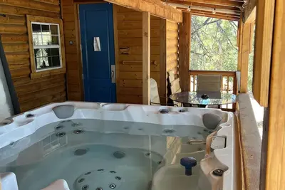 Image de Hot Tub at Our Family cabin. It’s great for all family sizes and year round fun!