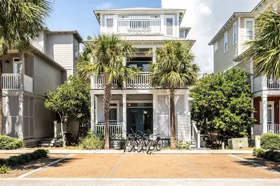 Image de 4br Beach Retreat, 3 King Suites, Steps to Pool & Private Rooftop Deck ~ Serenit