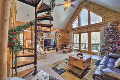 Image de 2 Decks & Fire Pit: Scenic Beech Mountain Retreat!