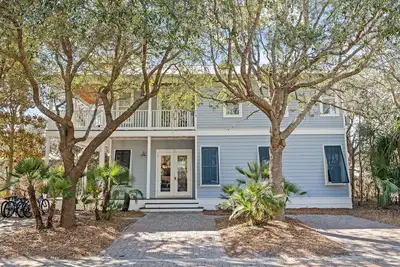 Image de Delightful coastal escape located steps to the pool & 350 yards to beach access
