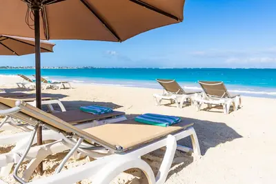 Image de Family Suite - 4 Queen Beds - Pool, Bicycles, Tci Assured - Walk to Beach