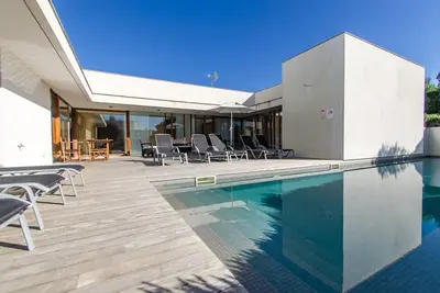 Image de Villa \"Ses Alzines\" avec vue sur la mer, piscine, climatisation, Wi-Fi, balcon, jardin et terrasse.