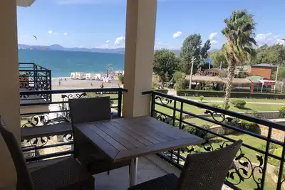 Image de Beachfront duplex with stunning sea & mountain views and shared pool