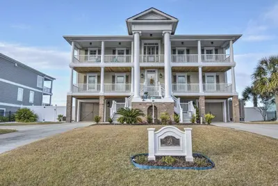 Image de \"Haven By The Sound\" - Intercoastal Waterway Home w/ Pool, 6 Bedrooms / 6. 5 Bathrooms