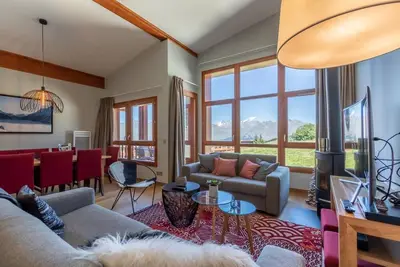 Image de 7ème étage, vue montagne, remise en forme, piscine, sauna, hammam, balcon, cheminée ou poêle à bois