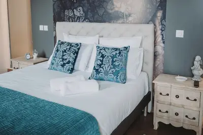 Image de double de luxe salle de bain vue sur jardin chambr