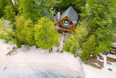 Image de Unforgettable Log Cabin Experience: Family-owned, Lakefront, Private Beach