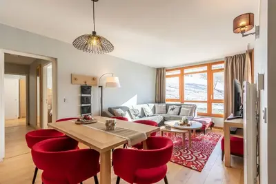 Image de 7ème étage, vue pistes de ski, remise en forme, piscine, sauna, hammam, balcon, parking, télévision