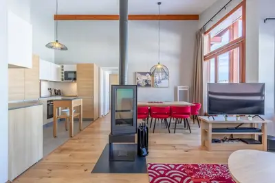 Image de 10ème étage, vue montagne, remise en forme, piscine, sauna, hammam, balcon, cheminée ou poêle à bois
