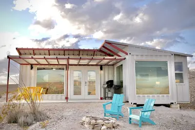 Fossil Knob Ridge -Mariscal: Ultra Modern Container Home