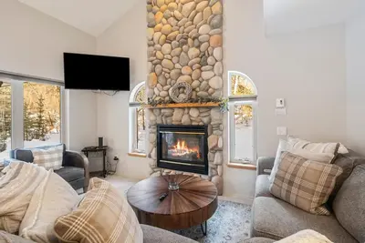 Image de Lakefront Property- Newly Updated Three Bedroom House, Sleeps 7