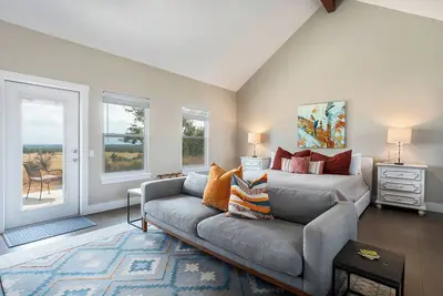 Image de Nest Cottage: Stunning Hill Country Views!