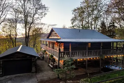 Image de Step back in time, and experience this amazing cabin inside Wolf Laurel Resort. Local Property Host