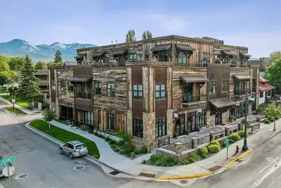 Image de Immaculate loft condo steps to shops, restaurants, Whitefish River and Whitefish Lake