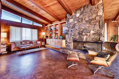 Image de Runway Lounge in Joshua Tree: Airport Resort with Pool