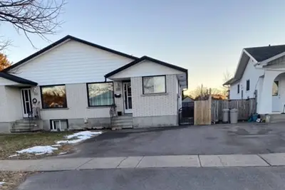 Image de Spacious 5 Bedroom sleeps 10, 2 story semi, 2 free laundry, free parking on\/ off