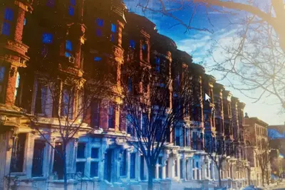 Image de Bright & spacious remodeled brownstone townhouse with backyard