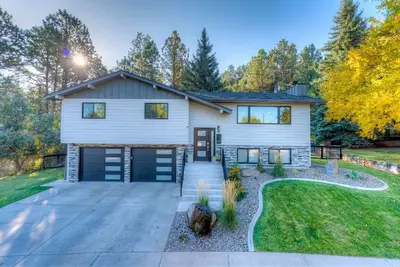 Image de Modern home with privacy of the hills right in town!