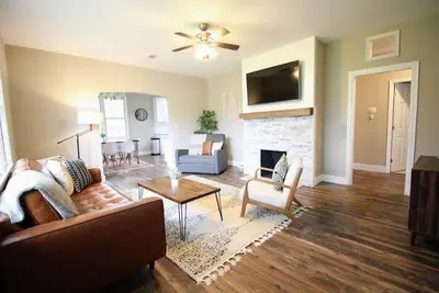 Image de Spacious 5br home. 10 min to Nas. 20 min to beach