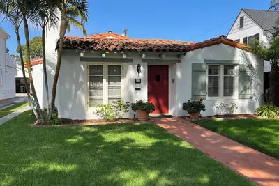 Image de \n20% Discount for 3 months rent. Mission Style, single level 10 Min Walk-Bch/Twn