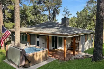 Image de `Peak In The Pines`- Hot tub! Charming Cabin! A/C!