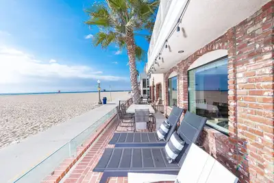 Image de Stylish Oceanfront Getaway! | Stay on the Soft Sand Beaches of Newport! | Unbeatable Location