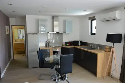 Image de Suite Supérieur à 200m du centre, piscine.