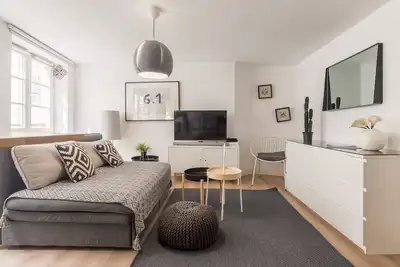 Image de F2 stylé, entièrement meublé et équipé 2nd étage