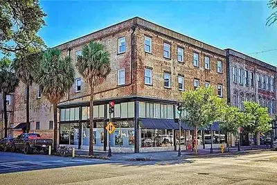 Image de Savannah Chic! Prime 2br Loft Broughton Street, City Market & Plant Riverside