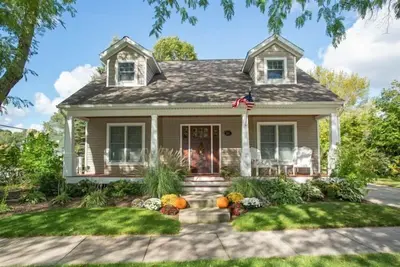Image de Tranquility Beach House - Beautiful cape cod style home just a short walk to Oak Street beach access
