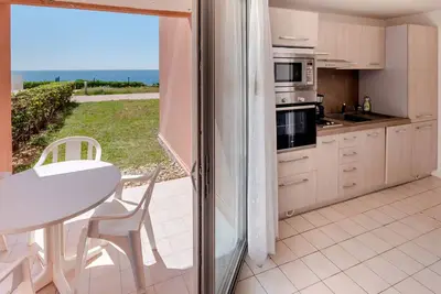 Studio cabine avec accès direct piscine et mer, parking privé, terrasse