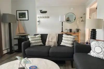 Image de Acadia Southwest Harbor House. Close to hiking trails, restaurants & shops.