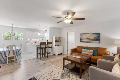 Image de 1018 East Cooper! Cozy Cottage! Close to Beach access, Cornhole, Large Deck. Pet ok w/fee