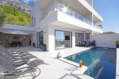Image de Maison de vacances Makarska pour 1 - 7 personnes avec 3 chambres à coucher - Maison jumelée