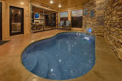Image de Luxury cabin with private Heated Indoor Pool, Theater Room, Outdoor living!