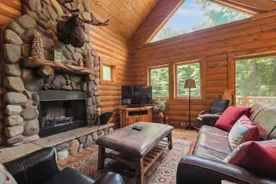 Image de 4 Br Mountain Cabin | Private Hot Tub | Ski-in/Ski-out | Sleeps 13 Guests!