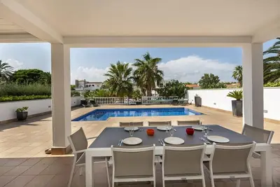 Image de Villa élégante à louer avec 4 chambres et piscine sur un large canal à Empuriabrava